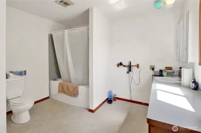 Upper Floor full Ensuite bathroom.