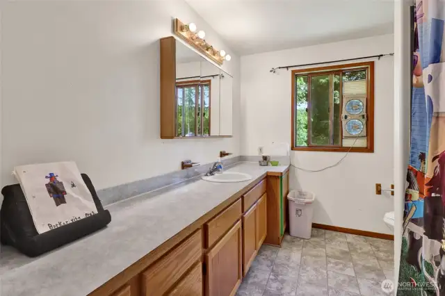 Upper Floor 2nd full Ensuite bathroom.