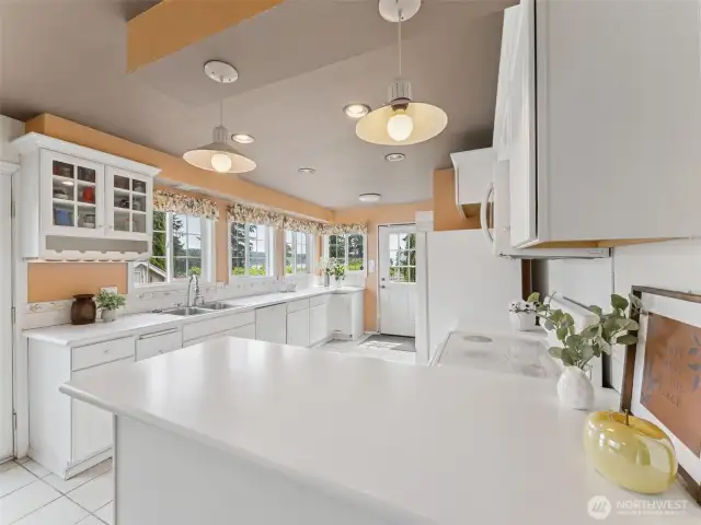 Light & bright kitchen with brand new counters!