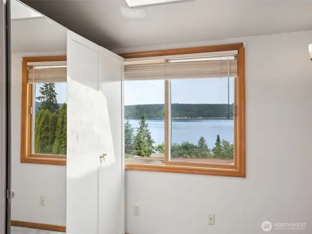This is the closet/dressing area of the primary bd.