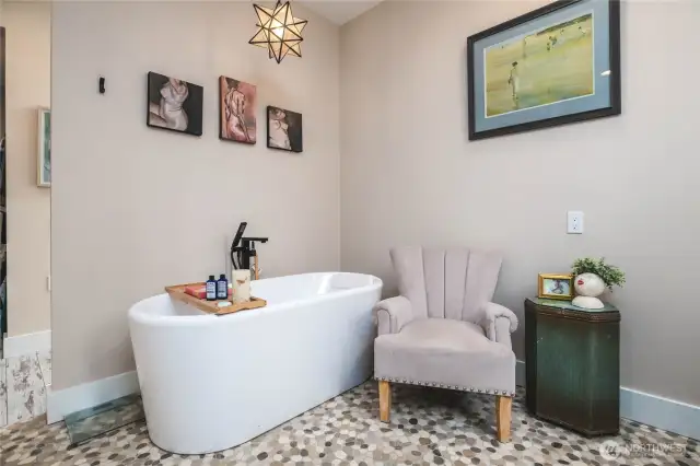 Separate soaking tub