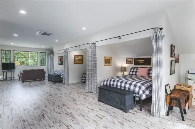 Alcoves for 4 beds