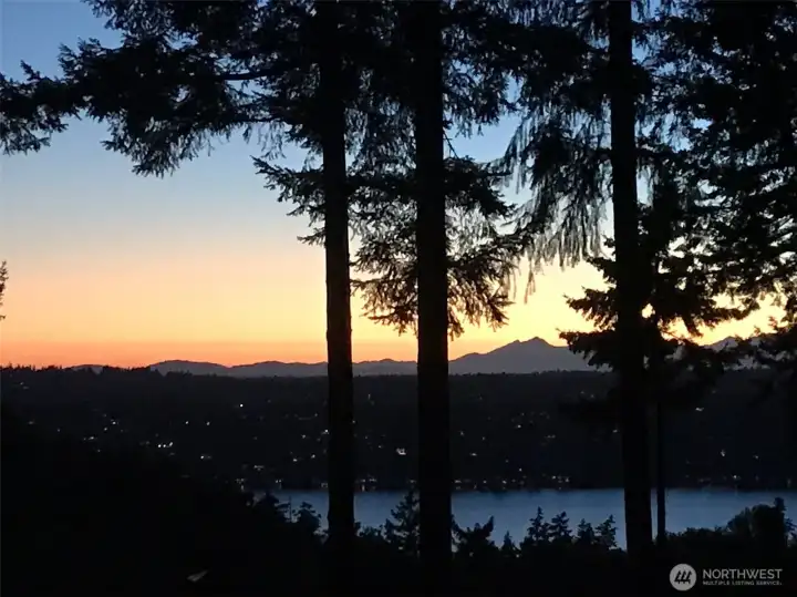 Gorgeous views of Lake Washington & the Olympic Mountains