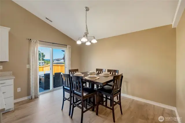 Eat-in area with plenty of space for all of your guests.