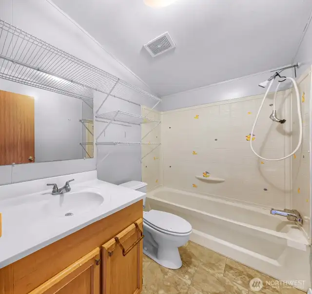 Secondary bathroom with tub