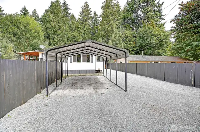 Spacious carport on new gravel driveway!