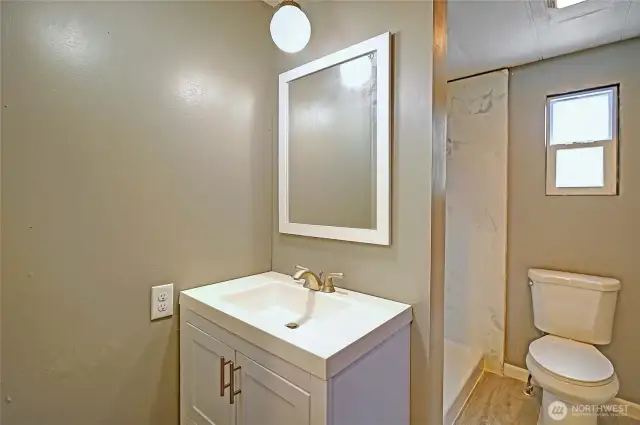 Brand new, updated bathroom!!