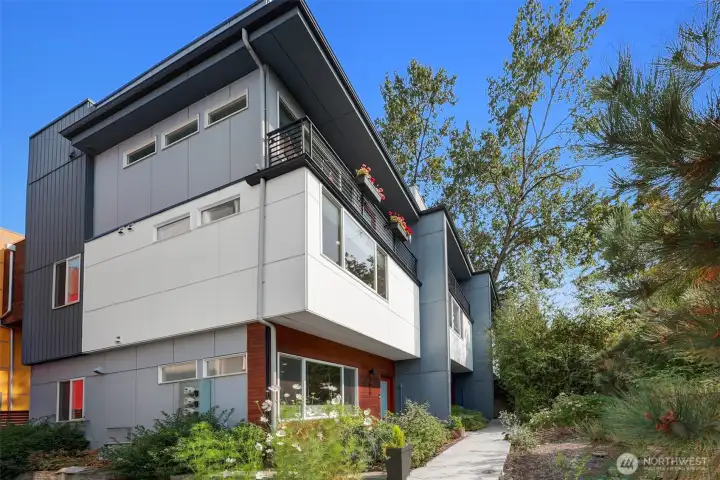 This corner unit home receives natural light from the south and west - ideal for full enjoyment!