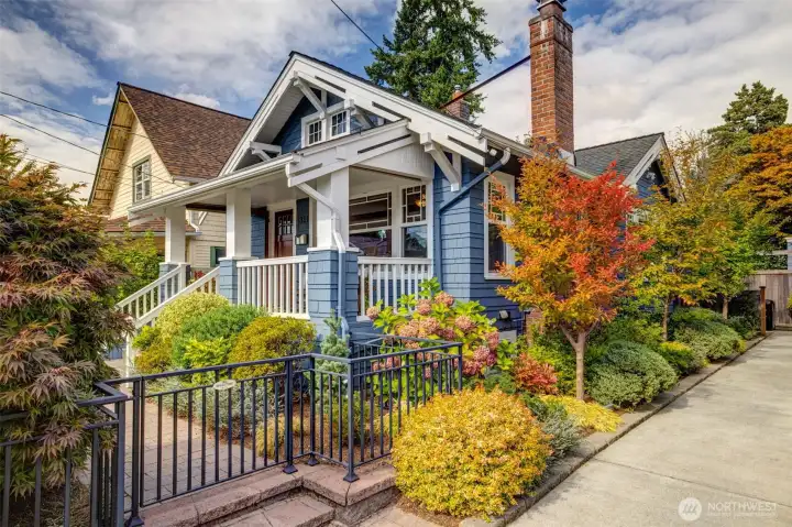 Quintessential 1916 Craftsman bungalow tastefully updated for modern living. Urban walkability abounds with Tangletown, Green Lake, and Wallingford businesses all close by.  Easy commute to the University of Washington,  and downtown with I-5 & 520 access nearby.