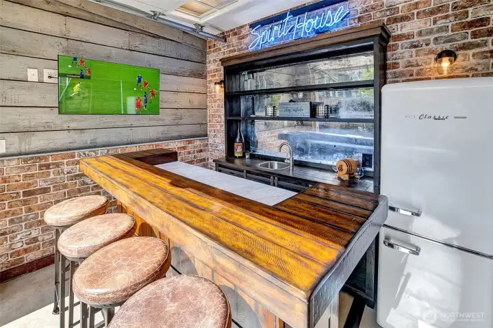Gather and watch the game in the entertaining hub. The TV and the back bar stay with the home!
