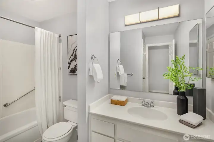 2nd bathroom with bathtub.