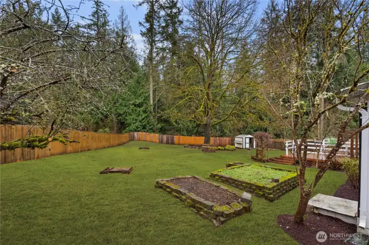 Fully Fenced - Park Like backyard