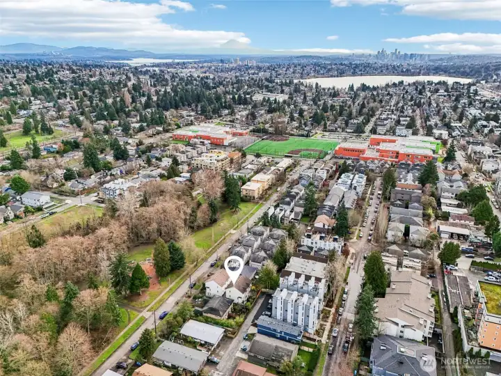 The best of Green Lake, Greenwood, Phinney Ridge and Northgate are all right here at your disposal!