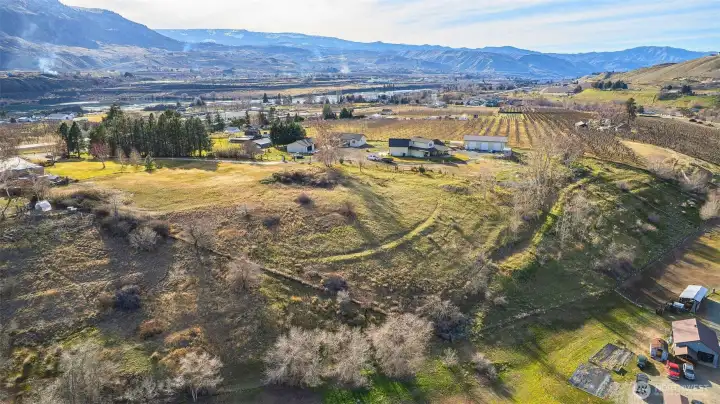 Situated inside Rock Island city limits, you’ll enjoy close proximity to schools, parks, and daily amenities—while still having nearly 3 acres to spread out. Plus, East Wenatchee is just a quick 15-minute drive, making commuting and major shopping simple and convenient.
