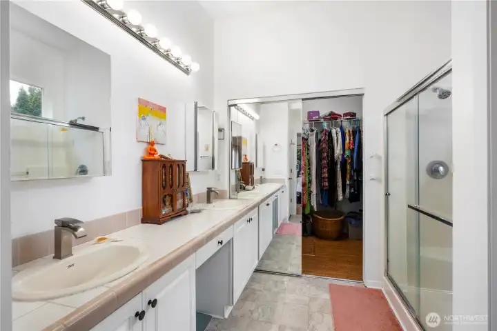 Primary en suite bath