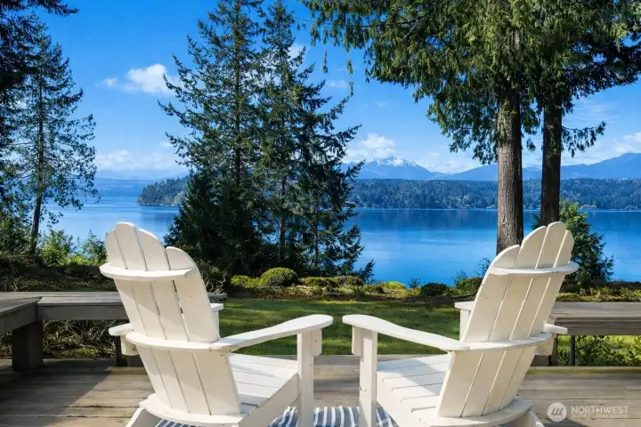 Whether it’s morning coffee, an evening glass of wine, or cocktails with friends, this is the kind of setting that makes you want to linger a little longer and soak it all in.