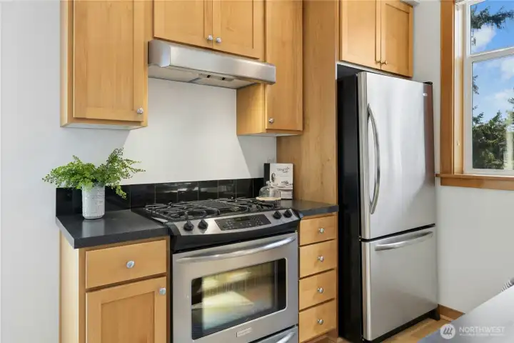 The efficient galley kitchen has a dual fuel gas range.