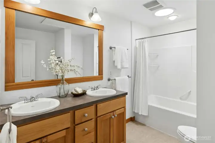 The upstairs full bath has been updated with new marmoleum flooring.