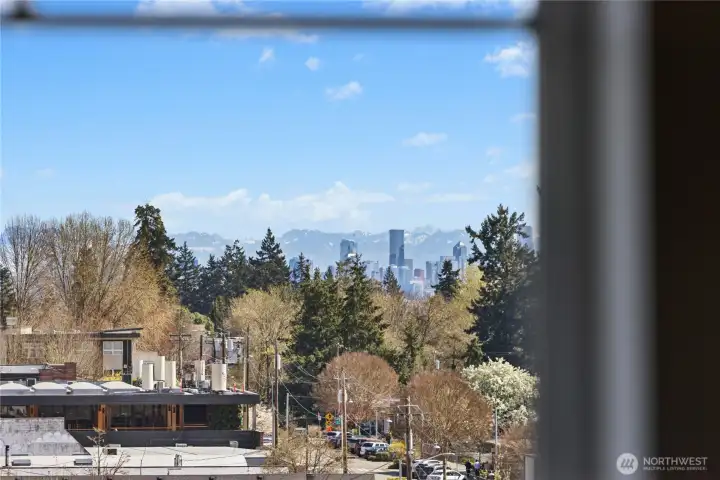 Peek-a-boo views of the Seattle skyline and Cascade Mountains!
