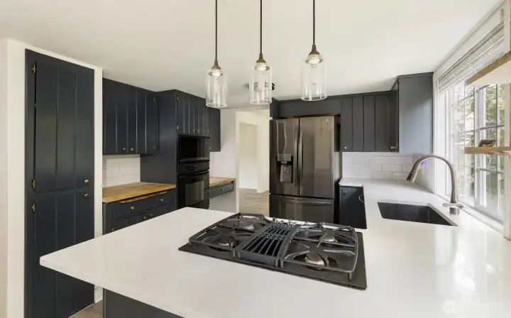 Looking from the eating space over the breakfast bar into the kitchen.