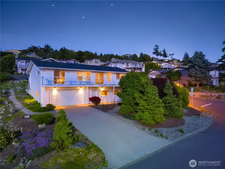 Main level living home in Skyline in spacious corner lot. Main level living home in Skyline in spacious corner lot.