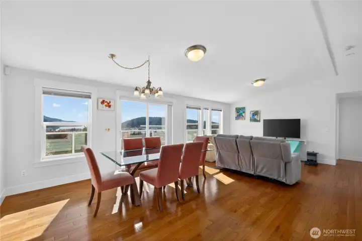Abundant natural light and gorgeous wood floors. Abundant natural light and gorgeous wood floors.