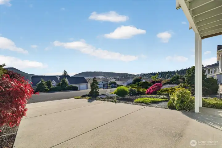 Additional parking on the lower level driveway PLUS a d2 car garage. Additional parking on the lower level driveway PLUS a d2 car garage.