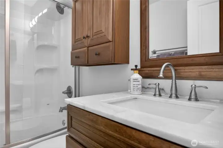 Upstairs full bathroom with beautiful counter tops! Upstairs full bathroom with beautiful counter tops!