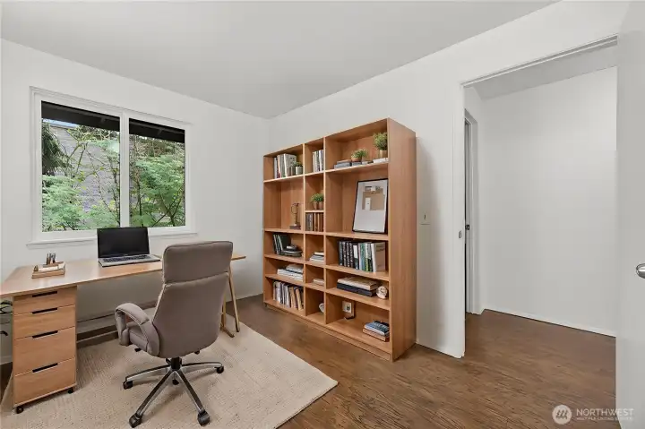 VIRTUALLY STAGED - 2nd bedroom or use as an office VIRTUALLY STAGED - 2nd bedroom or use as an office