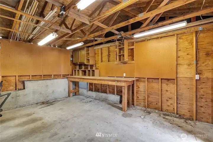 Large garage or shop Space!