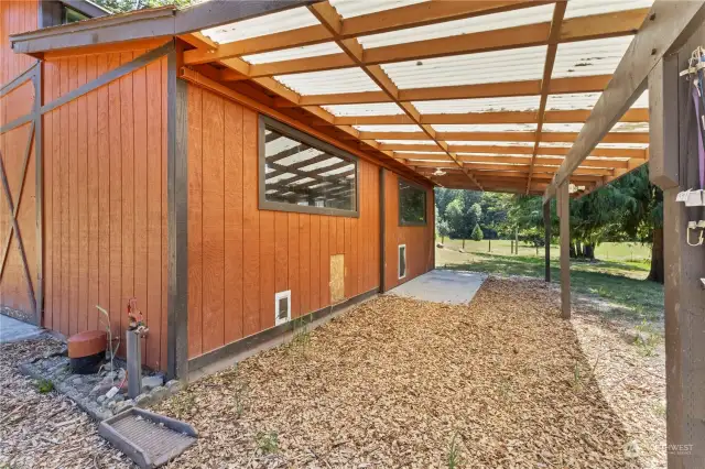 Dry shelter next to barn with water pump and can easily be fenced in if needed