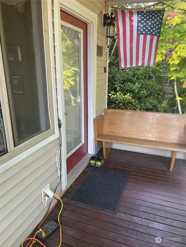 Covered porch/Front door