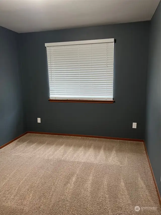 Great paint choice for 2nd bedroom with space/ closet