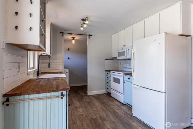 Opposite side of kitchen