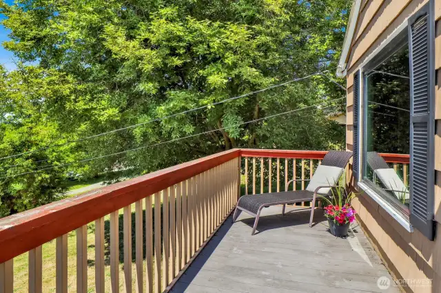 So mucyh space for relaxing and entertaining on the deck