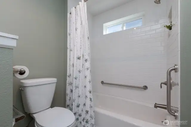 SPACIOUS FUNCTIONAL FULL BATHROOM