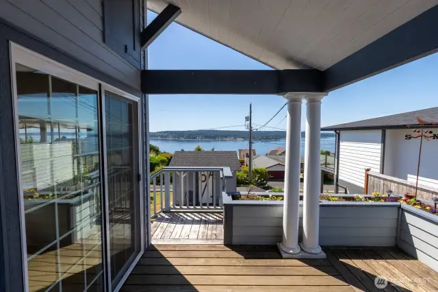 COZY DECK OFF DINING/KITCHEN TO ENJOY SUNSETS