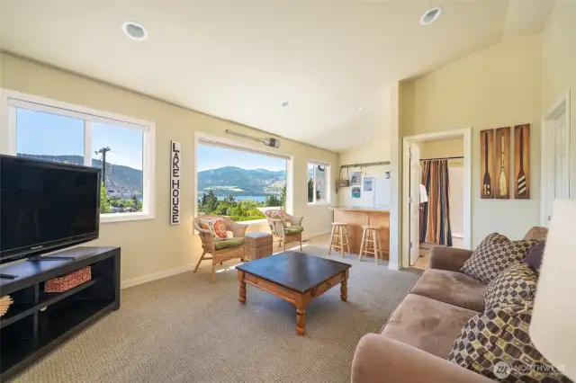 Rec room with wet bar