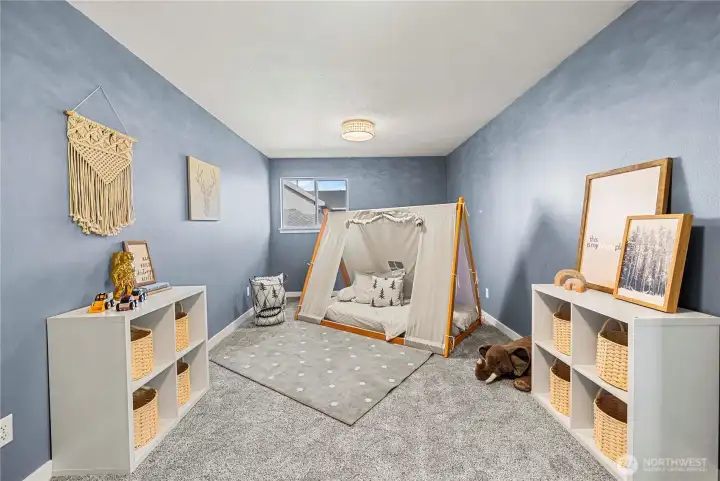 Extra Large bonus room on 2nd floor - possible 4th/5th bedroom