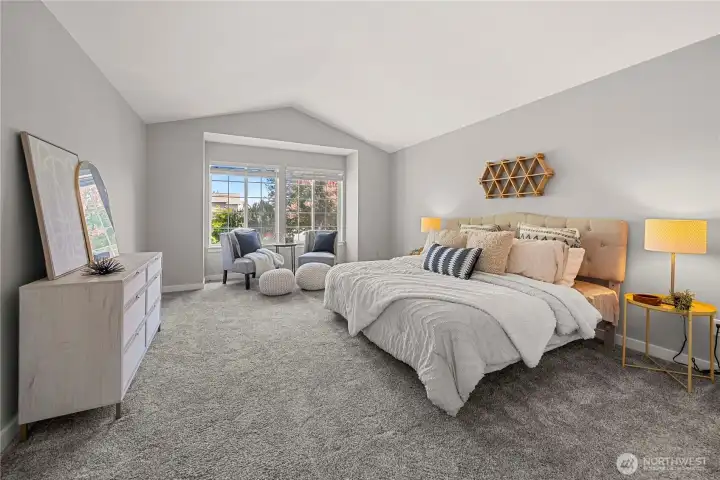 Large primary bedroom with sitting area!!