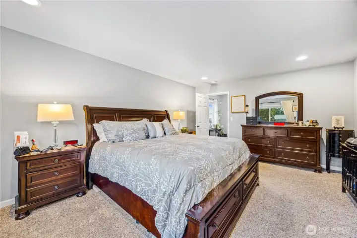 Master bedroom - floor 2- upstairs