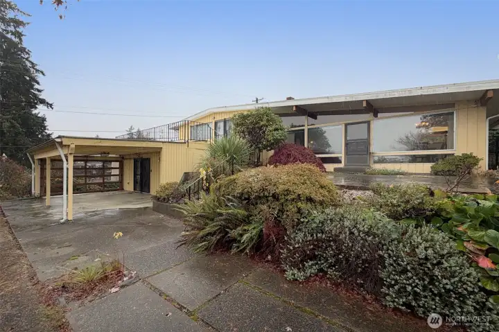 This is the patio area you see from the dining and living rooms.