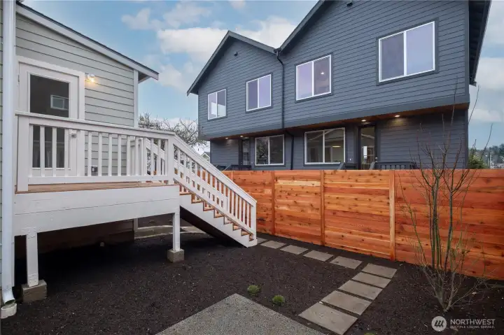 Easy access to downtown Seattle 15min drive, or 30 min bus.