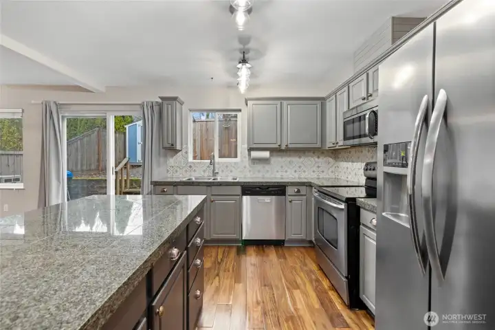 Modern stainless steele appliances.