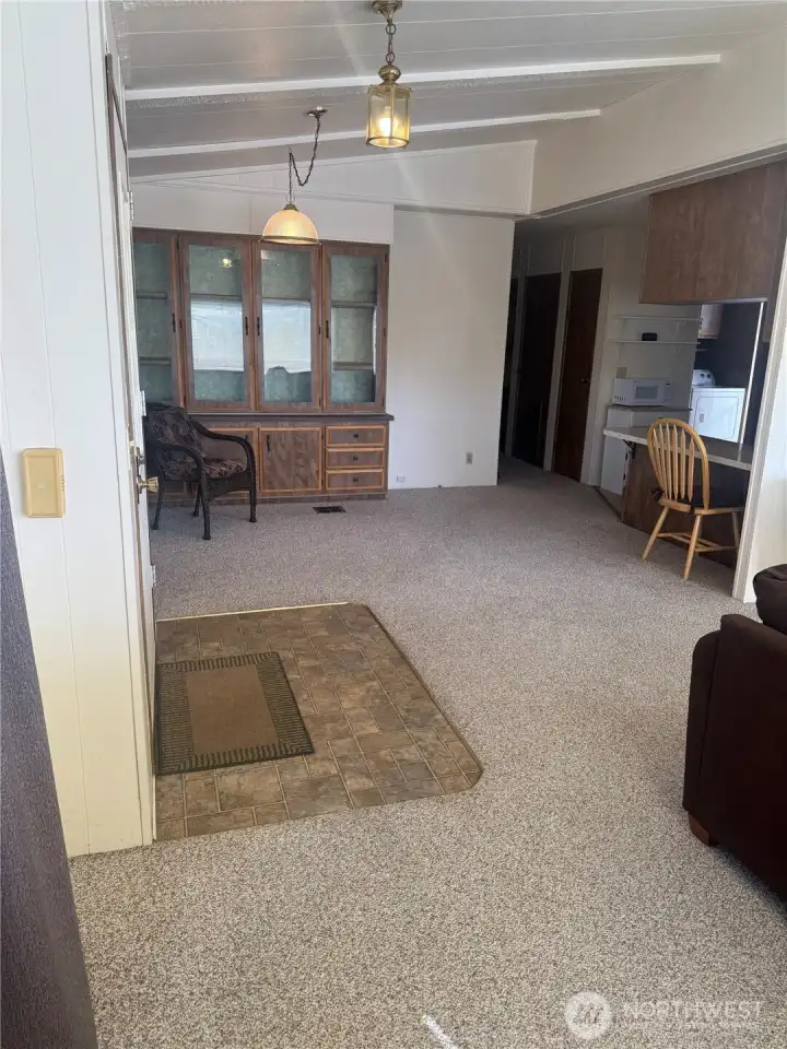 From the dining area you have easy access to the kitchen, the hall or the living room