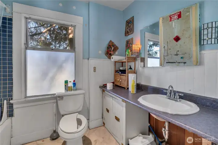 upstairs full bathroom