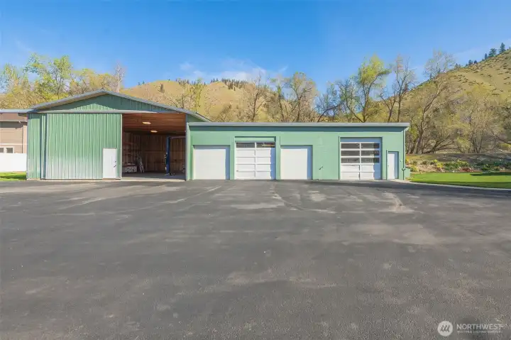 Shop - Nearly 3000 Sq.Feet!