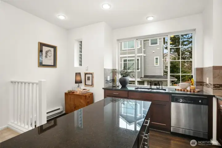 A functional kitchen layout with a flexible nook, perfect for a bar cart or a coffee station.