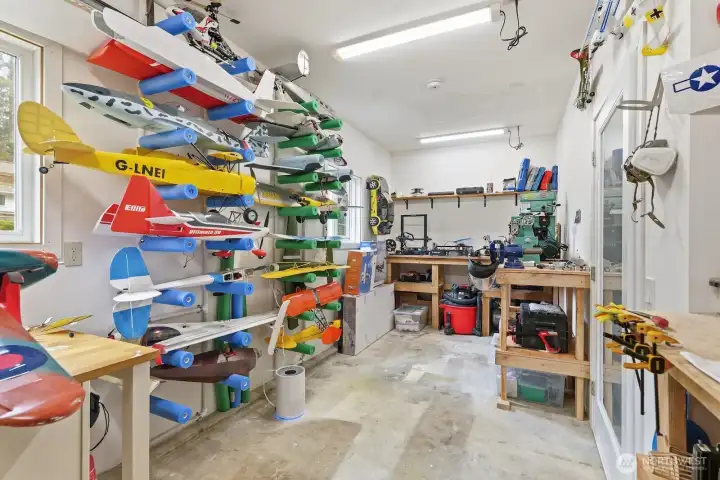 3rd Bay of garage has been turned into a shop. Seller will happily turn make it functional as a 3rd car bay upon request.