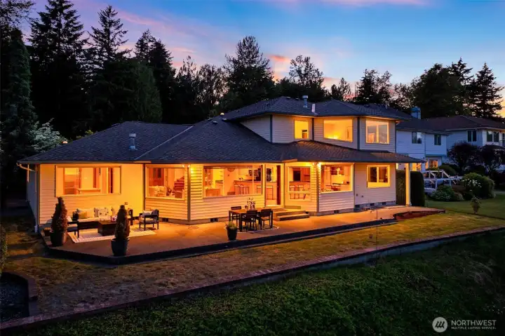Expansive custom windows throughout the home were strategically placed to maximize panoramic views.